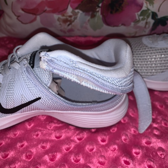 nike revolution 4 flyease women's running shoe